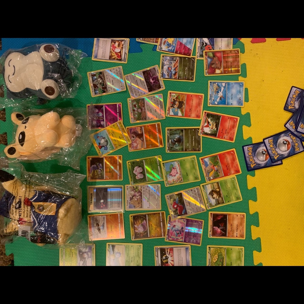137 Card Pokémon mix lot with 2 plush.